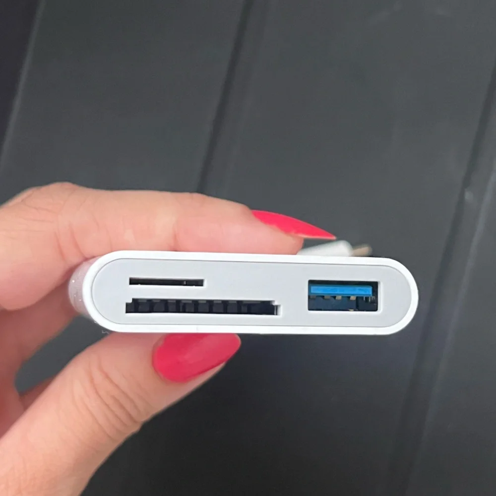 USB- C SD card reader with 3 ports